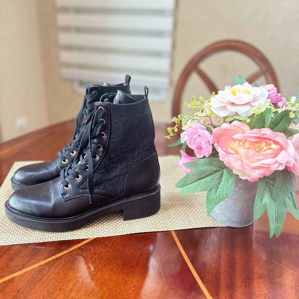 Tommy Hilfiger boots in size 10
Upper leather, excellent condition!